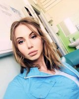 Откровенно, вообще ни с одной даже спать бы не стал. Молодые, но неинтересные.
А вот эта похожа на  Emmanuelle Beart :