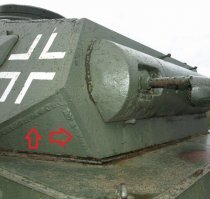 Все это - не от хорошей жизни.
В Германии бронекорпуса варились ВСЕГДА двумя сварщиками одновременно, ТОЛЬКО в вертикальном положении шва, и обязательно - с разных сторон детали.
СИНХРОННАЯ СВАРКА.
минимальные напряжения на изгиб сваренных деталей.
Качество сварного шва хорошо видно на фото.
Бронемаску, кстати, приваривали уже наши "спецы", при реставрации....