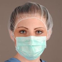 Вот, оказалось, что на работе из масок остались только респираторы. Всё разгребли!
Впрочем, вот нашёл картинку похожих масок:

Там вместо жесткого фиксатора либо вставляется действительно какая-то верёвочка, либо сама ткань прошивается несколько раз. И - нормально форму около носа она держать не может.
А вот в ЭТОЙ маске уже есть более-менее нормальный фиксатор: