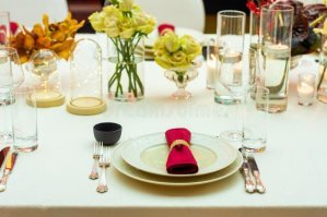 Лорд идёт перекусить, а сзади солфетконосительница