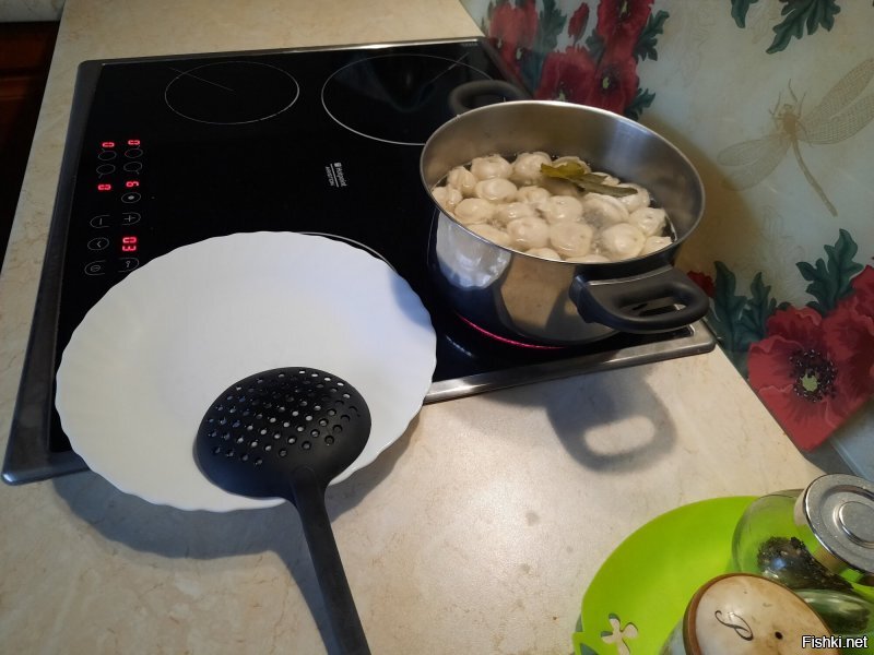 Не поверишь! Захожу на кухню, а жена варит пельмешки.
Размером маленькии, но 20 штук! 
Все! Завет! Пойду стопочку выпрошу!