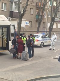 у нас вчера прибыл самолет из Таиланда..
прибывших развозили в автобусе с полицией по домам.
Я не знаю, ходил кто то из них в Магнит после приезда или нет, но жители возмущены почему их под домашний карантин а не в стационарный