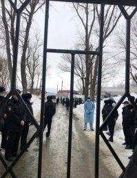 Пару дней назад на Сахалине 240 туристов из Таиланда отправили в карантин в детский лагерь "Юбилейный" . 
У 29 человек подозревается короновирус .