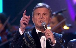 И с больниц уносят всю болезнь,
Из души уходит прочь тревога,
Впереди у жизни только шизофрень, 
Полная надежд людских дорога.