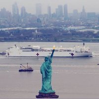 В Нью-Йорк прибыл гигантский плавучий госпиталь ВМС США