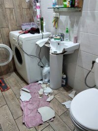 Писал в раковину и сильно стряхнул.