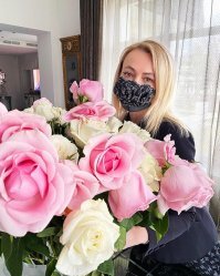 Рудковской цветы, похоже, не дарят, поэтому собирает на кладбище?  Пусть подвявшие, а зато розы!