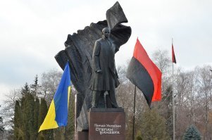 Вы продолжаете натягивать сову на глобус, пытаясь приравнять служившего Гитлеру военного преступника Бандеру и человека, сумевшего победить нацизм.

И никакой "симметрии" тут нет и быть не может -  советская идеология принципиально противоречит идеологии нацистской. 

Воинское приветствие бандеровских частей сегодня является офциальным (Sic!) воинским приветсвием в армии Украины. Например.

Так что это не "отдельные граждане поклоняются", а государство.
Прочитайте внимательно, что написано на постаменте.
И это на фоне и "борьбы с памятниками", и того, что "неважно чьим именем названа улица".