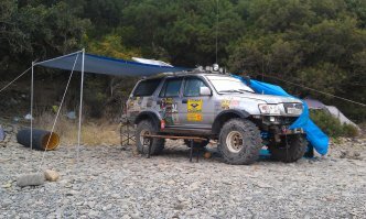 В такой палатке, на крыше, гарантировано есть сухое, плоское место. И змеи не полезет. 

Но я, предпочитаю так: