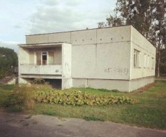 Ну а почему собственно нет. Даже с плоской крышей над которой можно сделать вторую крышу и получится большой "балкон" и защита от солнца (нагрева крыши). Любая отделка с наружи. Очень хорошая идея но только нужен подъезд крана.