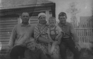 На коленях у бабушки - я, младший внук.
Ярославская обл.1967 год...