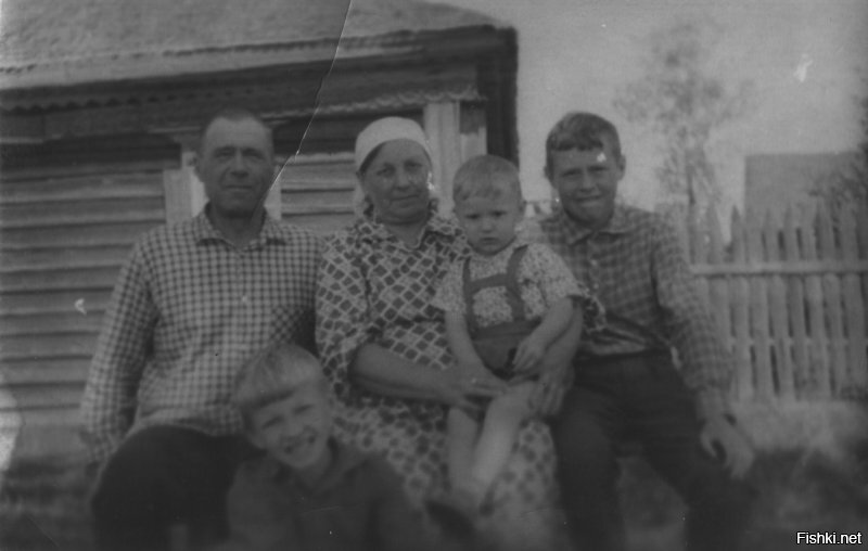 На коленях у бабушки - я, младший внук.
Ярославская обл.1967 год...