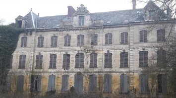 Фотографы , туристы , мародеры да вандалы .... вот постоянные обитатели таких заброшенных строений .