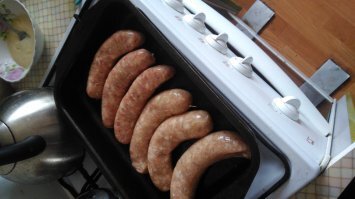 Вот блин! Вернулся из командировки в родную базу. 
В лес не сходить, купаты не пожарить. Военная полиция патрулирует подходы к пляжу. 
Сходил в магазин, купил купаты. Зажарил в духовке. Ну и антисептик разумеется. "Старый Кёнигсберг" называется.