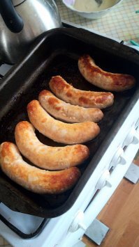 Вот блин! Вернулся из командировки в родную базу. 
В лес не сходить, купаты не пожарить. Военная полиция патрулирует подходы к пляжу. 
Сходил в магазин, купил купаты. Зажарил в духовке. Ну и антисептик разумеется. "Старый Кёнигсберг" называется.