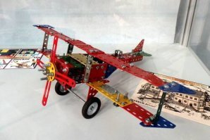 Советских конструкторов было в собрании много. Кирпичиками, металлические. А в Чехословакии, когда батя служил, на Новый год подарили классный конструктор Merkur. На фото - более поздние модификации, но даже тогда собирать можно было массу всего подвижного.