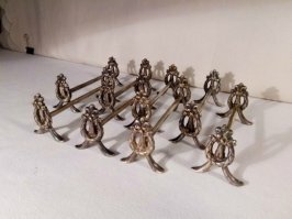 Подобные подставки до сих пор используются в кают-компаниях кораблей ВМФ, я неоднократно их встречал. Не на всех кораблях, но встречаются.