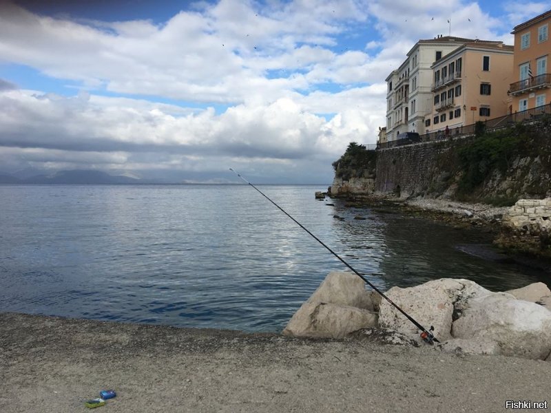 В Корфу ( она же Керкира )очень хорошо но дороги разбитые особенно горные :) Фото удилища , это я каждый вечер там рыбачил .