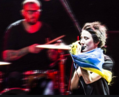 Певичка, готовая на все. Ипать "кумир" - наркоманка со стажем.