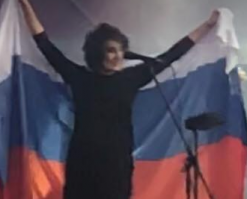 Певичка, готовая на все. Ипать "кумир" - наркоманка со стажем.