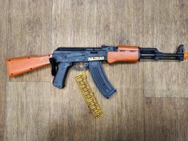 А мой киндер после приобретения начал отрабатывать приемы рукопашного боя с оружием. Сначала на мне потом на теще. Автомат выдержал дней 10 ...