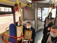 На бога надеются, а сами не плошают. Это вам не прихожан с одно1 чаши причащать.