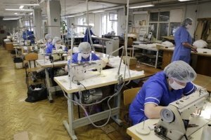 Промышленность переходит на медицинские рельсы. Обзор 
Предприятия страны, а также малый и средний бизнес в условиях пандемии коронавируса за считанные недели смогли перепрофилировать свои производства, начав выпускать продукцию, востребованную на внутреннем рынке.

1. В Тульской области «Трикатажная фабрика «Заря» в кратчайшие сроки перенастроила производство

Сегодня здесь выпускаются медицинские маски из марли, около 4 тыс. штук в сутки. 

2. Комбинат «Крымская роза» выпустил на этой неделе первую партию антисептических гелей и спреев с эфирным маслом лаванды

«Всего на этой неделе «Крымская роза» произвела 60 тыс. единиц продукции. При этом на следующей неделе этот показатель планируется удвоить и выпустить 120 тыс. единиц. Как говорит руководитель комбината, обычно такой объем «Крымская роза» производит за месяц»,   говорится в сообщении.

3. Средства для дезинфекции начали делать в Краснодарском крае 
Свои производства здесь переоборудовали три завода, в итоге объём выпуска антисептиков в регионе увеличился в 2,5 раза до 38 тонн в сутки. Чтобы поддержать предприятия, региональный фонд развития промышленности начал предоставлять им займы под 1% годовых.

4. В Вологде местное муниципальное предприятие впервые начало производить спиртовой раствор хлоргексидина.

5. Нижегородские оборонные предприятия   Арзамасский приборостроительный завод имени Пландина и завод имени Петровского   выпустили опытные образцы бактерицидного рециркулятора, который предназначен для борьбы с распространением коронавирусной инфекции. Это прибор, который используется в больницах или поликлиниках для очистки воздуха от бактерий, инфекции и пыли. Таким оборудованием в дальнейшем планируется обеспечить школы региона, сообщили в пресс-службе правительства Нижегородской области.

Кроме того, завод имени Петровского работает над опытным образцом наркозно-дыхательного аппарата для вентиляции легких. Предприятие намерено закупать детали из Дзержинска, где действует мощный кластер нефтехимической промышленности.

6. В Брянской области

«Необходимые для медицинских работников средства индивидуальной защиты изготавливают: Брянский камвольный комбинат   4 тыс. медицинских масок в сутки, Клинцовская швейная фабрика УФСИН по Брянской области   3 тыс. медицинских масок в сутки, учебно-производственное предприятие Всероссийского общества глухих также изготавливает защитные маски, которые направляют в торговые аптечные сети»,   сообщили журналистам в пятницу в пресс-службе правительства Брянской области, отметив, что Дубровская швейная фабрика региона также производит 40 противочумных костюмов в смену.

7. Во Владимирской области

Во Владимирской области к производству медицинских масок приступил известный производитель мужских костюмов, фабрика «Сударь», совместно с предприятием «Славянка текстиль» налажено еженедельное производство 500 тыс. масок в сутки.

8. Саратовский электромеханический завод «РЭМО», который ранее производил телевизионные антенны и оборудование теле-сетей и интернет-провайдеров, уже наладил выпуск ультрафиолетовых очистителей воздуха. Обеззараживание происходит благодаря прохождению воздуха через ультрафиолетовые лучи лампы, встроенной в прибор. Благодаря прохождению воздуха через лучи лампы, встроенной в прибор, происходит обеззараживание воздуха объемом 20 куб/м в час.

9. Многоразовые маски создают на швейных предприятиях Вологды и Республики Коми, а также в Ульяновске, Мурманске в Ростовской области.

10. В Томской области маски делают на местной фабрике игрушек. Производители говорят, что при бережном использовании их можно носить до двух недель.

11. В Свердловской области средства защиты начал выпускать завод, который раньше шил одежду для мотоциклистов и горнолыжников.

12. В продажу уже поступают маски и от ижевского предприятия «Локомотив», основной профиль которого   переработка полимерных отходов. Освоить новое направление сотрудникам (треть из которых   это люди с инвалидностью) оказалось несложно. «Мы всегда занимались производством медицинских изделий: бахил, капсул для бахил, фартуков, нарукавников, поэтому с рынком хорошо знакомы»,   рассказал ТАСС руководитель компании Сергей Лосин, уточнив, что ежедневно завод выпускает по 180 тыс. масок.

13. Созданием масок занялись сотрудники калининградской сети кинотеатров «Люмен». В швей временно переквалифицировались 20 сотрудников. А все, что сходит с импровизированного конвейера, курьеры тут же развозят по адресам заказчиков.

14.  Наборы реагентов для экспресс-тестов на коронавирус начали выпускать в «Сколково»
Наборы реагентов для проведения экспресс-тестов на коронавирус нового типа начали выпускать в лаборатории компании «Сигма Лаб», являющейся центром коллективного пользования технопарка «Сколково».

Этот экспресс-тест позволяет с помощью стандартного оборудования с высокой точностью (более 99%) выявить наличие вируса в течение получаса. Данная система диагностики получила от Росздравнадзора все необходимые разрешения для применения на территории России.

15. Число свердловских предприятий, выпускающих медицинские маски, выросло в 17 раз
Количество предприятий, изготавливающих медицинские маски в Свердловской области, увеличилось с трех до более чем 50.

Это касается всего спектра медицинских изделий. Ряд предприятий Свердловской области был перепрофилирован на пошив специальных костюмов, предназначенных, в том числе, для бригад скорой помощи.

Аппараты искусственной вентиляции легких выпускаются в регионе   три предприятия Свердловской области обеспечивают всю страну. 

16. Учёные Роспотребнадзора создали высокоточный тест для диагностики COVID-19
Новый набор реагентов для выявления коронавирусной инфекции разработал ФБУН Центральный НИИ Эпидемиологии Роспотребнадзора (г. Москва). Институт является одним из ведущих научных учреждений в России, обладает огромным опытом по созданию диагностических наборов для выявления различных инфекционных заболеваний и собственными производственными мощностями для их массового производства.

17. В России создали три препарата, которые могут помочь против COVID-19
В России с участием специалистов Российкой Академии наук разработаны три лекарственных препарата, которые потенциально могут быть применены для лечения инфекции, вызываемой коронавирусом, сообщил вице-президент, руководитель секции медико-биологических наук РАН академик Владимир Чехонин.

Ранее Федеральное медико-биологическое агентство представило препарат для лечения коронавирусной инфекции на основе противомалярийного препарата мефлохина.

Ученый напомнил, что несколько лет назад в Институте органического синтеза имени Постовского Уральского отделения РАН был создан противовирусный препарат триазавирин, который сейчас заинтересовал китайских специалистов на предмет возможности его применения для лечения коронавирусной инфекции.

18. Системы для проведения ИВЛ нескольким пациентам одновременно создали в Ростех
Ростех готов к запуску производства систем для проведения искусственной вентиляции легких (ИВЛ) нескольким пациентам от одного аппарата одновременно без риска заражения, говорится в сообщении госкорпорации.

В пятницу руководитель Федерального медико-биологического агентства сообщила, что в апреле будет произведено 80-90 тыс. таких комплектов, к маю объем производства увеличится до 200 тыс. комплектов.

19. ФМБА России представило препарат для лечения коронавируса
Научно-производственный центр «Фармзащита» Федерального медико-биологического агентства (ФМБА) разработал схему лечения коронавирусной инфекции на основе противомалярийного препарата «Мефлохин». Об этом сообщается на сайте агентства в субботу.

«Препарат с высокой селективностью блокирует цитопатический эффект коронавируса в культуре клеток и препятствует его репликации, а иммуносупрессивное действие мефлохина препятствует активации воспалительного ответа, вызванного вирусом»,   приводит пресс-служба слова руководителя ФМБА. Она объяснила, что добавление синтетических пенициллинов и макролидных антибиотиков препятствует формированию вторичного бактериально-вирусного синдрома и позволяет увеличить концентрацию противовирусного средства в плазме крови и легких. По ее словам, «это обеспечит эффективное лечение пациентов с коронавирусной инфекцией различной степени тяжести».

20. Роспотребнадзор объявил о сверхбыстром тесте на коронавирус
Новый тест на коронавирусную инфекцию сможет не только быстро определять носителей за 2,5 часа, но и выявлять людей с иммунитетом к заболеванию, заявила глава Роспотребнадзора.

«Мы сможем определить как среди населения, так и среди медицинского персонала людей, которые уже имеют иммунитет и которые могут более свободно работать с пациентами»,   сообщила она на совещании Координационного совета при правительстве по борьбе с COVID-19.

Тест-система разработана новосибирским федеральным центром «Вектор». Ее запустят в работу на следующей неделе.

21 .... и т.д.