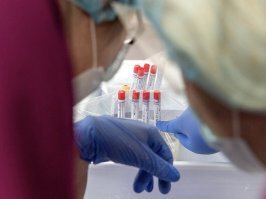 Промышленность переходит на медицинские рельсы. Обзор 
Предприятия страны, а также малый и средний бизнес в условиях пандемии коронавируса за считанные недели смогли перепрофилировать свои производства, начав выпускать продукцию, востребованную на внутреннем рынке.

1. В Тульской области «Трикатажная фабрика «Заря» в кратчайшие сроки перенастроила производство

Сегодня здесь выпускаются медицинские маски из марли, около 4 тыс. штук в сутки. 

2. Комбинат «Крымская роза» выпустил на этой неделе первую партию антисептических гелей и спреев с эфирным маслом лаванды

«Всего на этой неделе «Крымская роза» произвела 60 тыс. единиц продукции. При этом на следующей неделе этот показатель планируется удвоить и выпустить 120 тыс. единиц. Как говорит руководитель комбината, обычно такой объем «Крымская роза» производит за месяц»,   говорится в сообщении.

3. Средства для дезинфекции начали делать в Краснодарском крае 
Свои производства здесь переоборудовали три завода, в итоге объём выпуска антисептиков в регионе увеличился в 2,5 раза до 38 тонн в сутки. Чтобы поддержать предприятия, региональный фонд развития промышленности начал предоставлять им займы под 1% годовых.

4. В Вологде местное муниципальное предприятие впервые начало производить спиртовой раствор хлоргексидина.

5. Нижегородские оборонные предприятия   Арзамасский приборостроительный завод имени Пландина и завод имени Петровского   выпустили опытные образцы бактерицидного рециркулятора, который предназначен для борьбы с распространением коронавирусной инфекции. Это прибор, который используется в больницах или поликлиниках для очистки воздуха от бактерий, инфекции и пыли. Таким оборудованием в дальнейшем планируется обеспечить школы региона, сообщили в пресс-службе правительства Нижегородской области.

Кроме того, завод имени Петровского работает над опытным образцом наркозно-дыхательного аппарата для вентиляции легких. Предприятие намерено закупать детали из Дзержинска, где действует мощный кластер нефтехимической промышленности.

6. В Брянской области

«Необходимые для медицинских работников средства индивидуальной защиты изготавливают: Брянский камвольный комбинат   4 тыс. медицинских масок в сутки, Клинцовская швейная фабрика УФСИН по Брянской области   3 тыс. медицинских масок в сутки, учебно-производственное предприятие Всероссийского общества глухих также изготавливает защитные маски, которые направляют в торговые аптечные сети»,   сообщили журналистам в пятницу в пресс-службе правительства Брянской области, отметив, что Дубровская швейная фабрика региона также производит 40 противочумных костюмов в смену.

7. Во Владимирской области

Во Владимирской области к производству медицинских масок приступил известный производитель мужских костюмов, фабрика «Сударь», совместно с предприятием «Славянка текстиль» налажено еженедельное производство 500 тыс. масок в сутки.

8. Саратовский электромеханический завод «РЭМО», который ранее производил телевизионные антенны и оборудование теле-сетей и интернет-провайдеров, уже наладил выпуск ультрафиолетовых очистителей воздуха. Обеззараживание происходит благодаря прохождению воздуха через ультрафиолетовые лучи лампы, встроенной в прибор. Благодаря прохождению воздуха через лучи лампы, встроенной в прибор, происходит обеззараживание воздуха объемом 20 куб/м в час.

9. Многоразовые маски создают на швейных предприятиях Вологды и Республики Коми, а также в Ульяновске, Мурманске в Ростовской области.

10. В Томской области маски делают на местной фабрике игрушек. Производители говорят, что при бережном использовании их можно носить до двух недель.

11. В Свердловской области средства защиты начал выпускать завод, который раньше шил одежду для мотоциклистов и горнолыжников.

12. В продажу уже поступают маски и от ижевского предприятия «Локомотив», основной профиль которого   переработка полимерных отходов. Освоить новое направление сотрудникам (треть из которых   это люди с инвалидностью) оказалось несложно. «Мы всегда занимались производством медицинских изделий: бахил, капсул для бахил, фартуков, нарукавников, поэтому с рынком хорошо знакомы»,   рассказал ТАСС руководитель компании Сергей Лосин, уточнив, что ежедневно завод выпускает по 180 тыс. масок.

13. Созданием масок занялись сотрудники калининградской сети кинотеатров «Люмен». В швей временно переквалифицировались 20 сотрудников. А все, что сходит с импровизированного конвейера, курьеры тут же развозят по адресам заказчиков.

14.  Наборы реагентов для экспресс-тестов на коронавирус начали выпускать в «Сколково»
Наборы реагентов для проведения экспресс-тестов на коронавирус нового типа начали выпускать в лаборатории компании «Сигма Лаб», являющейся центром коллективного пользования технопарка «Сколково».

Этот экспресс-тест позволяет с помощью стандартного оборудования с высокой точностью (более 99%) выявить наличие вируса в течение получаса. Данная система диагностики получила от Росздравнадзора все необходимые разрешения для применения на территории России.

15. Число свердловских предприятий, выпускающих медицинские маски, выросло в 17 раз
Количество предприятий, изготавливающих медицинские маски в Свердловской области, увеличилось с трех до более чем 50.

Это касается всего спектра медицинских изделий. Ряд предприятий Свердловской области был перепрофилирован на пошив специальных костюмов, предназначенных, в том числе, для бригад скорой помощи.

Аппараты искусственной вентиляции легких выпускаются в регионе   три предприятия Свердловской области обеспечивают всю страну. 

16. Учёные Роспотребнадзора создали высокоточный тест для диагностики COVID-19
Новый набор реагентов для выявления коронавирусной инфекции разработал ФБУН Центральный НИИ Эпидемиологии Роспотребнадзора (г. Москва). Институт является одним из ведущих научных учреждений в России, обладает огромным опытом по созданию диагностических наборов для выявления различных инфекционных заболеваний и собственными производственными мощностями для их массового производства.

17. В России создали три препарата, которые могут помочь против COVID-19
В России с участием специалистов Российкой Академии наук разработаны три лекарственных препарата, которые потенциально могут быть применены для лечения инфекции, вызываемой коронавирусом, сообщил вице-президент, руководитель секции медико-биологических наук РАН академик Владимир Чехонин.

Ранее Федеральное медико-биологическое агентство представило препарат для лечения коронавирусной инфекции на основе противомалярийного препарата мефлохина.

Ученый напомнил, что несколько лет назад в Институте органического синтеза имени Постовского Уральского отделения РАН был создан противовирусный препарат триазавирин, который сейчас заинтересовал китайских специалистов на предмет возможности его применения для лечения коронавирусной инфекции.

18. Системы для проведения ИВЛ нескольким пациентам одновременно создали в Ростех
Ростех готов к запуску производства систем для проведения искусственной вентиляции легких (ИВЛ) нескольким пациентам от одного аппарата одновременно без риска заражения, говорится в сообщении госкорпорации.

В пятницу руководитель Федерального медико-биологического агентства сообщила, что в апреле будет произведено 80-90 тыс. таких комплектов, к маю объем производства увеличится до 200 тыс. комплектов.

19. ФМБА России представило препарат для лечения коронавируса
Научно-производственный центр «Фармзащита» Федерального медико-биологического агентства (ФМБА) разработал схему лечения коронавирусной инфекции на основе противомалярийного препарата «Мефлохин». Об этом сообщается на сайте агентства в субботу.

«Препарат с высокой селективностью блокирует цитопатический эффект коронавируса в культуре клеток и препятствует его репликации, а иммуносупрессивное действие мефлохина препятствует активации воспалительного ответа, вызванного вирусом»,   приводит пресс-служба слова руководителя ФМБА. Она объяснила, что добавление синтетических пенициллинов и макролидных антибиотиков препятствует формированию вторичного бактериально-вирусного синдрома и позволяет увеличить концентрацию противовирусного средства в плазме крови и легких. По ее словам, «это обеспечит эффективное лечение пациентов с коронавирусной инфекцией различной степени тяжести».

20. Роспотребнадзор объявил о сверхбыстром тесте на коронавирус
Новый тест на коронавирусную инфекцию сможет не только быстро определять носителей за 2,5 часа, но и выявлять людей с иммунитетом к заболеванию, заявила глава Роспотребнадзора.

«Мы сможем определить как среди населения, так и среди медицинского персонала людей, которые уже имеют иммунитет и которые могут более свободно работать с пациентами»,   сообщила она на совещании Координационного совета при правительстве по борьбе с COVID-19.

Тест-система разработана новосибирским федеральным центром «Вектор». Ее запустят в работу на следующей неделе.

21 .... и т.д.