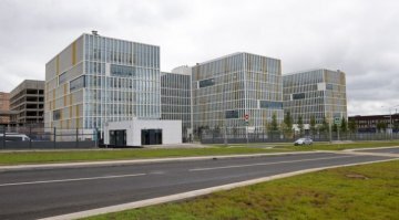 1. Первая очередь нового медицинского центра «Новомосковский» в Коммунарке ТИНАО
Больница в Новой Москве стала принимать пациентов с подозрением на коронавирус

2. Два лечебных корпуса НИИ Склифосовского открыли к приему пациентов с подозрением на коронавирус

3. В Москве открыт крупнейший в стране коронавирусный стационар
27 марта в Москве открыт огромный коронавирусный стационар на базе городской клинической больницы № 15 имени Филатова. Это крупнейшая клиника в России для лечения COVID-19.

Она находится в районе Выхино и рассчитана на 1300 коек. Для сравнения: в больнице в Коммунарке   500 мест.

В новой клинике будут работать 2,7 тыс. сотрудников.