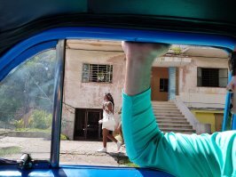 был на Кубе, в отличие от автора, ну да ходит байка про 30-40 долларов в месяц зароботка, но там очень много вовлечено в туризм, помогалы, продавалы, проституция, а это совсем другие зарплаты, туризм на Кубе удовольствие не из дешевых полез пересматривать фотки, нормально там все со стеклами
