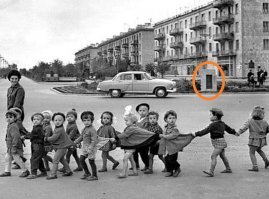 Что за будка посреди газона? На щитовую не похожа, неужели туалет??..