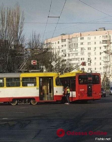 Ну ка, знатоки - кто, кому должен был уступить дорогу?))