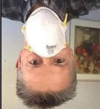 У него маска неправильно надел маску, её надо перевернуть.