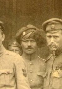 С таким причесоном только с красными воевать...
