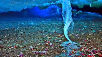 Ледяной "смерч" под водой.
