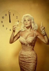 Пять детей , никогда не носила лифчик.
102-54-91 до самой смерти .
В 1955 году  Джейн завоевала титул секс-бомбы наравне с уже известной тогда Мэрилин Монро.
Кукла «Барби» - именно Джейн Мэнсфилд была ее прообразом.
А сколько подражателей ...
