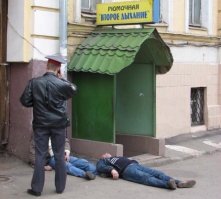 Двое так вдохновились наружной рекламой, что домой идти не захотели, почувствовав слабость в ногах. С заботой о человеке тут же образовалась "Скорая помощь".