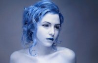 Какое отношение фото в искаженном спектре имеют к инфракрасному фото? Какой это "инфракрасный портрет"?

Инфракрасный портрет выглядит не так!