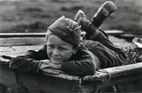 Точно так! Я раз, что вы правильно поняли...
Что же касается моих фотографических работ, то... Музыка, литература, поэзия, кинематография, а равно и любое изобразительное искусство (в том числе и фотография) именно для того и предназначены, чтобы их оценивал зритель.  Подобные выкрики с мест типа "а ты что сделал" призваны оправдать любого несостоятельного "мазилу".  Лозунг "художник так видит" придумали те, кто не умеет рисовать. 
К тому же, очень может быть, обсуждаемый "творец" создал массу прекрасных и талантливых работ. Может быть у него куча талантливых учеников. Всё может быть. Но данные, выставленные в этой статье, фотографии находятся на уровне начинающего фотографа.
Если мы говорим о настоящем искусстве в репортажной фотографии (а эти фото претендуют именно на репортажную съёмку) то вот вам примеры талантливо сделанных. В них прекрасно всё, от пойманного момента до построения кадра: