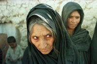 Точно так! Я раз, что вы правильно поняли...
Что же касается моих фотографических работ, то... Музыка, литература, поэзия, кинематография, а равно и любое изобразительное искусство (в том числе и фотография) именно для того и предназначены, чтобы их оценивал зритель.  Подобные выкрики с мест типа "а ты что сделал" призваны оправдать любого несостоятельного "мазилу".  Лозунг "художник так видит" придумали те, кто не умеет рисовать. 
К тому же, очень может быть, обсуждаемый "творец" создал массу прекрасных и талантливых работ. Может быть у него куча талантливых учеников. Всё может быть. Но данные, выставленные в этой статье, фотографии находятся на уровне начинающего фотографа.
Если мы говорим о настоящем искусстве в репортажной фотографии (а эти фото претендуют именно на репортажную съёмку) то вот вам примеры талантливо сделанных. В них прекрасно всё, от пойманного момента до построения кадра: