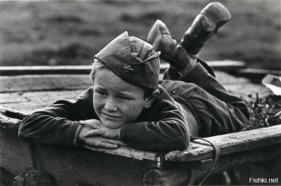 Точно так! Я раз, что вы правильно поняли...
Что же касается моих фотографических работ, то... Музыка, литература, поэзия, кинематография, а равно и любое изобразительное искусство (в том числе и фотография) именно для того и предназначены, чтобы их оценивал зритель.  Подобные выкрики с мест типа "а ты что сделал" призваны оправдать любого несостоятельного "мазилу".  Лозунг "художник так видит" придумали те, кто не умеет рисовать. 
К тому же, очень может быть, обсуждаемый "творец" создал массу прекрасных и талантливых работ. Может быть у него куча талантливых учеников. Всё может быть. Но данные, выставленные в этой статье, фотографии находятся на уровне начинающего фотографа.
Если мы говорим о настоящем искусстве в репортажной фотографии (а эти фото претендуют именно на репортажную съёмку) то вот вам примеры талантливо сделанных. В них прекрасно всё, от пойманного момента до построения кадра: