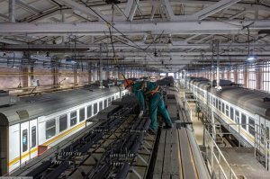 мне показалось или чел на фото реально зацепил страховку за контактный провод?