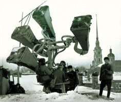 Это - акустический локатор - "радар". А вот "Британский солдат демонстрирует ширину гусеницы танка Pz.Kpfw.VI Tiger Ausf.E. с бортовым №3 из состава 508-го тяжёлого танкового батальона (s.Pz.Abt. 508) вермахта. Италия, 1944 год" уже другая фотка.