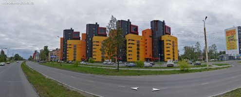 Строили его для ФСБшников. Таджики. И это не район, а один дом на четыре подъезда.