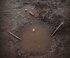 У нас снеговики в этом году были жидкие, так что уместнее писать: "Пей снег!"