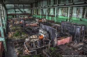 Так что реальное производство с распростертыми руками ждет как бизнесменов со своими инвестициями и работой, так и людей на зарплату.

===



Тысячи заводов и фабрик после прошедшей по стране катком ельцинско/путинской 
"индустриализации" последней четверти века ЖДУТ НЕ ДОЖДУТСЯ рабочие руки!