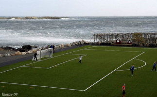 Сын занимается футболом. Мячи на тренировке летят как из маленькой, но мощной пушки - чёт я не вижу сетки за воротами, их ловить... ))