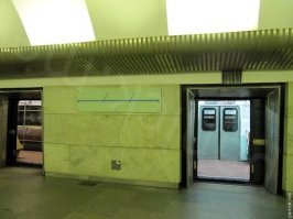 Вообще то машинист снайпер да) На каждой станции в начале платформы есть специальный знак "Остановка первого вагона", такая длинная полосатая балка, так вот нужно останавливаться прямо по ней, небольшой люфт допустим, но он до смешного мал, я, например, в самом начале своего пути в качестве машиниста три раза поймал выговор, сначала проехал на пол-метра, потом не доехал дважды на пол-метра из-за страха переехать))) Зачем такая точность в Москве я, если честно не знаю, возможно что в то время, когда писались все эти правила, планировалось строить станции закрытого типа, как, например, в Питере. Вот там без ювелирки никуда...