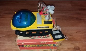 28 и 35 стоили луноходы, радиоуправляемый или программируемый, так же к дорогим игрушкам относились железная дорога гдровская и конструкторы яхты или пожарного катера.. в конце восьмидесятых появился радиоуправляемая формула один за 30 рублей вроде.. у меня ещё была "мангуста" на проводе, 15 рублей в детском мире стоила, на картошке заработал