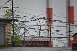 можно найти на рынке по стоимости от 2 до 3-х тыров, что явно намного завышено от его нужности
довольно специфическое стекло мало пригодное для современных цифрозеркалок из-за того что имеет максимально открытую дыру f8, автоматика фотоаппаратов просто не работает в такой темноте, хотя в мануальном режиме вполне можно снимать. Но зеркально-линзовая система дает довольно средние снимки днем  и необычную картинку с огнями городского освещения.
Для побаловаться или в коллекцию - самое оно